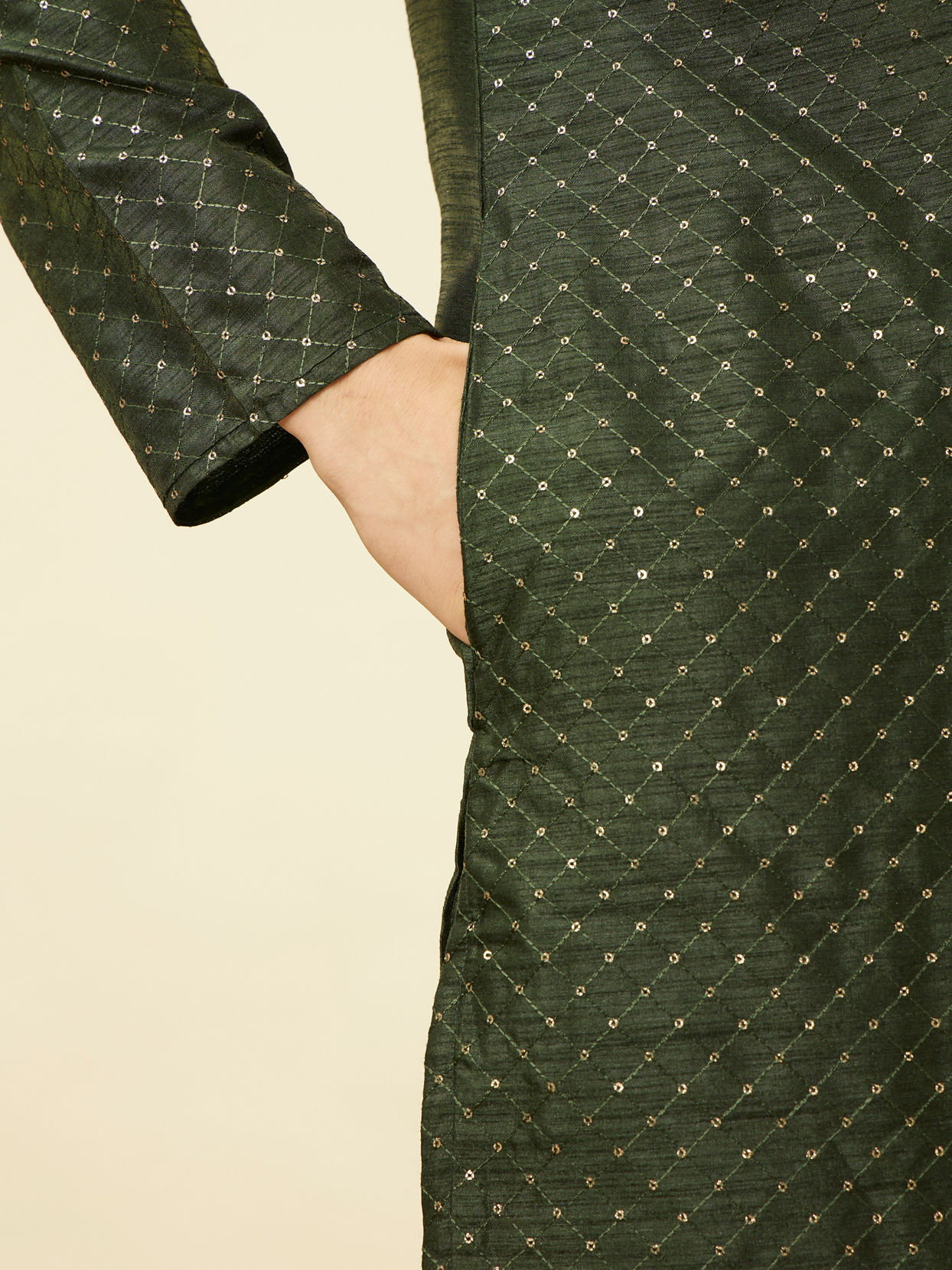 alt message - Manyavar Men Dark Green Lattice Patterned Sequined Kurta Set image number 3